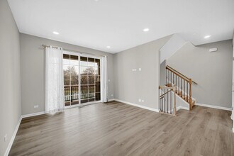 4 Woodmoor Ct in Lombard, IL - Building Photo - Building Photo