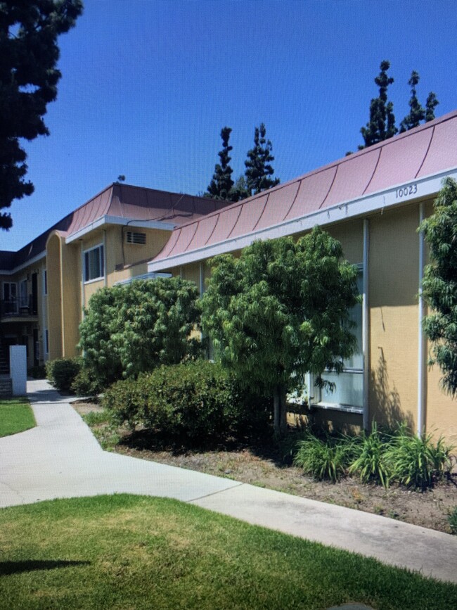 10027 Sepulveda Blvd in Mission Hills, CA - Foto de edificio - Building Photo