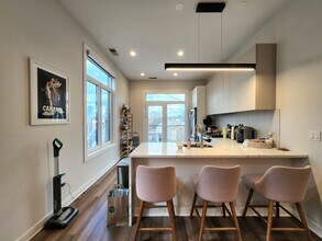 1348 W Roscoe St-Unit -301 in Chicago, IL - Building Photo - Building Photo