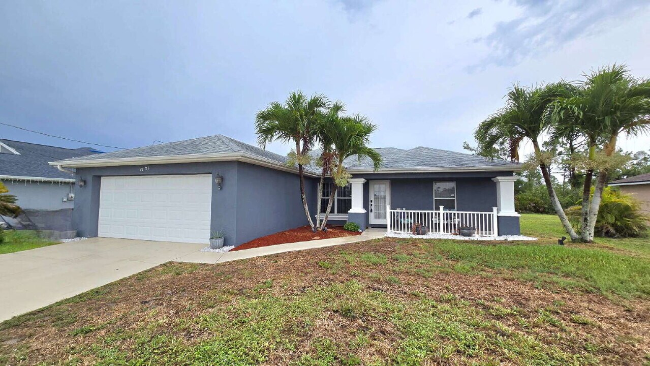 3105 Van Buren Pkwy in Cape Coral, FL - Building Photo