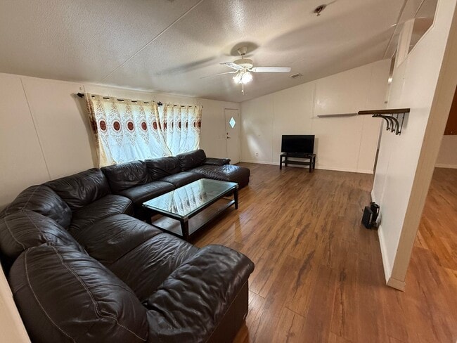 12428 SW Archer Rd in Archer, FL - Building Photo - Building Photo