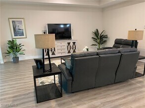 208 Indies Dr E in Naples, FL - Foto de edificio - Building Photo