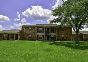 1301 W College St in Canton, TX - Building Photo