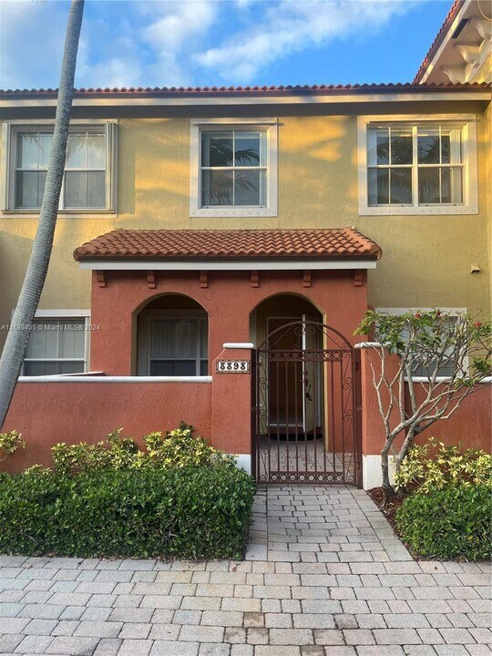 3393 Merrick Ct in Margate, FL - Foto de edificio