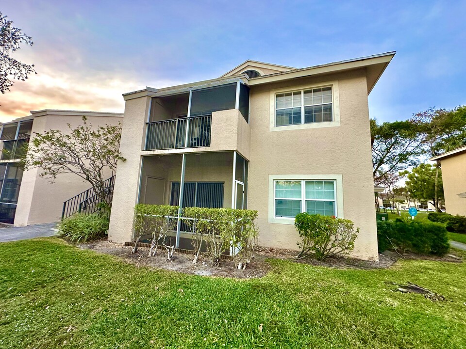 671 Cypress Lake Blvd in Pompano Beach, FL - Building Photo