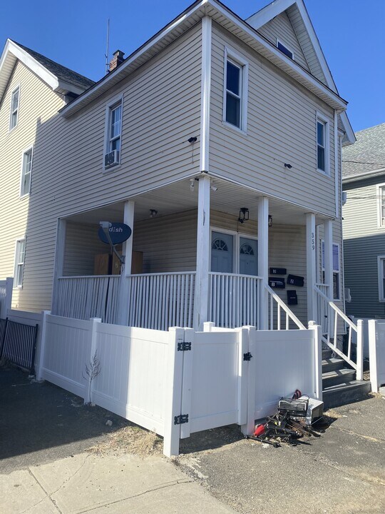359 Olive St-Unit -3 in Bridgeport, CT - Building Photo