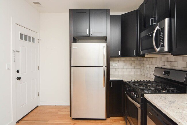 2210 W Eastwood Ave in Chicago, IL - Building Photo - Building Photo