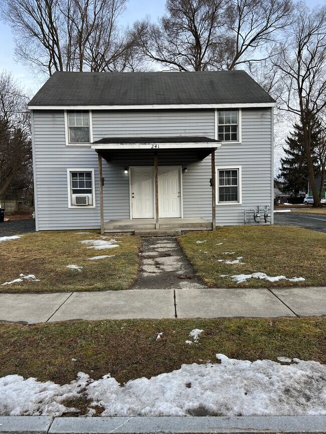 241 Allen St, Unit A in Elmira, NY - Foto de edificio - Building Photo
