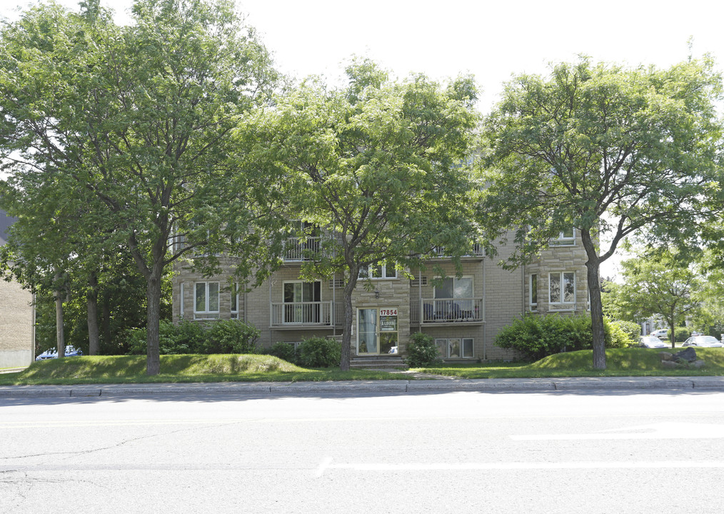 17854 de Pierrefonds in Montréal, QC - Building Photo