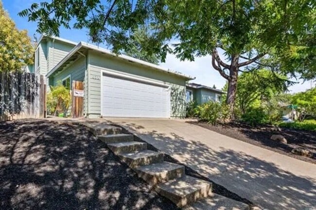 property at 832 Vistamont Ct