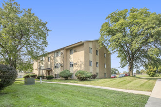 Barwin Place Apartments in Mount Clemens, MI - Building Photo - Building Photo