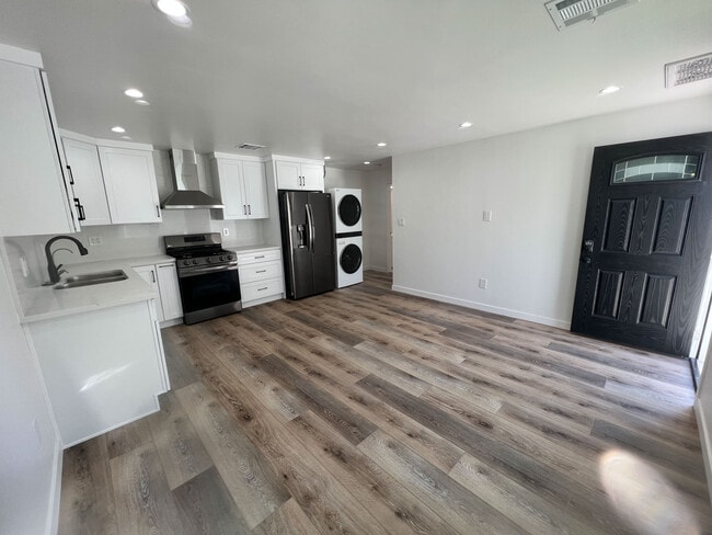 7718 N Glenoaks Blvd in Burbank, CA - Foto de edificio - Building Photo