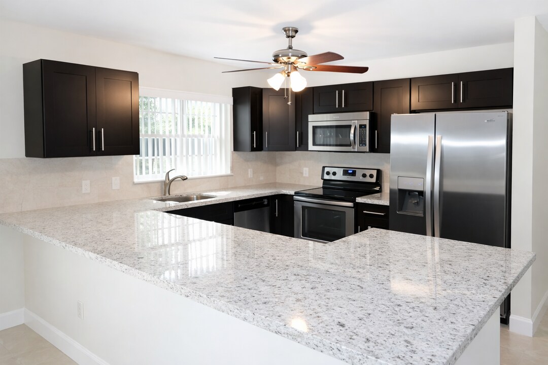 9100 NW 26th Pl in Sunrise, FL - Building Photo