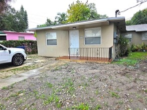 422 NE 166th St in Miami, FL - Building Photo - Building Photo