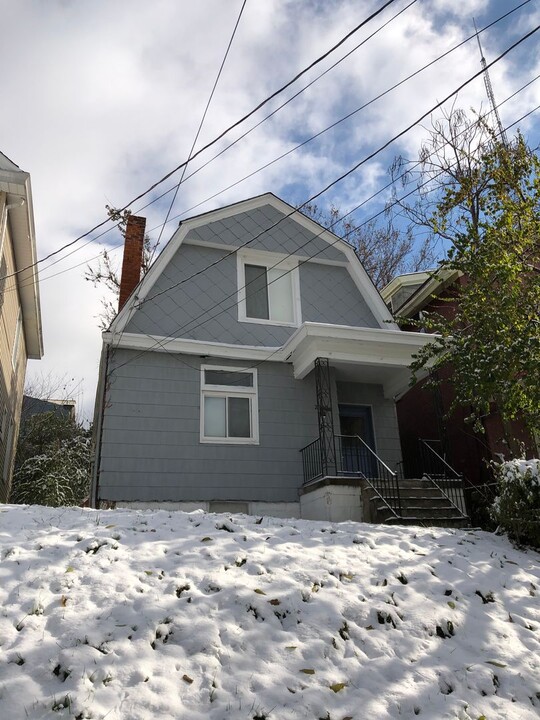 2322 Victor St in Cincinnati, OH - Building Photo