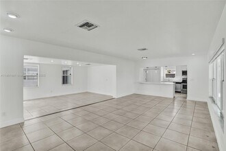 5750 NW 111th St in Hialeah, FL - Building Photo - Building Photo
