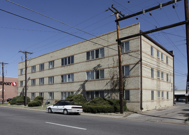 Leyden Oaks Apartments in Denver, CO - Foto de edificio - Building Photo