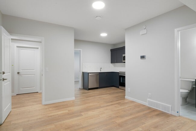 31 Royston Way NW in Calgary, AB - Building Photo - Building Photo