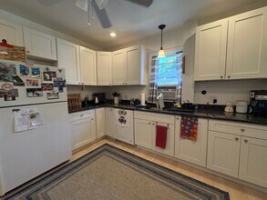 106 Harvard St, Unit 2 in Newton, MA - Foto de edificio - Building Photo