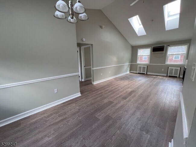 349 Bloomfield Ave-Unit -124 in Bloomfield, NJ - Foto de edificio - Building Photo