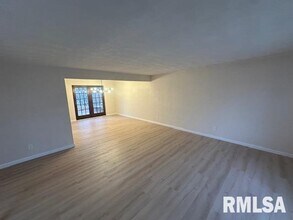 7414 N Parliament Pl in Peoria, IL - Building Photo - Building Photo