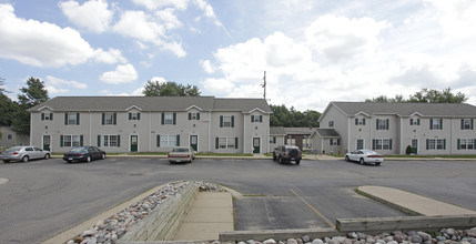 North Campus Village-Leasing for AUG 15, 2025 in Kalamazoo, MI - Foto de edificio - Building Photo