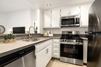 Cahuenga Heights in Los Angeles, CA - Foto de edificio - Building Photo