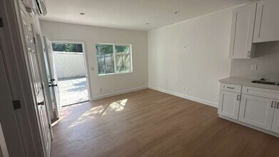 11838 Magnolia Blvd, Unit Magnolia unit in Valley Village, CA - Building Photo - Building Photo