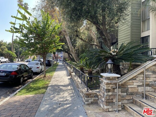 525 S Ardmore Ave in Los Angeles, CA - Building Photo - Building Photo