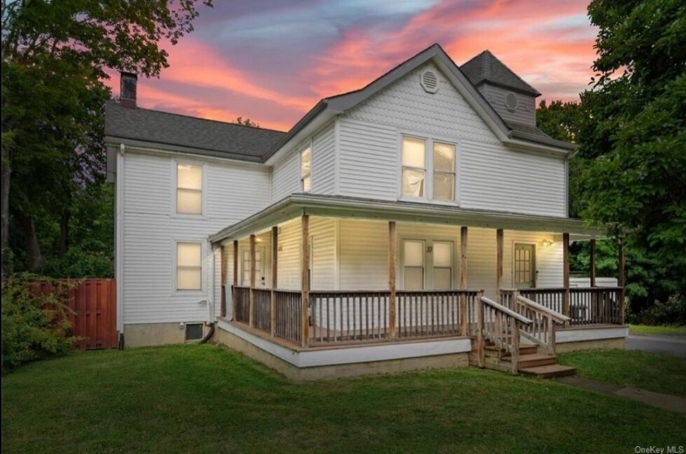 37 Estrada Rd in Central Valley, NY - Building Photo