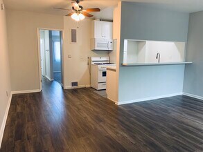 14033 Burbank Blvd, Unit 210 in Los Angeles, CA - Building Photo - Building Photo