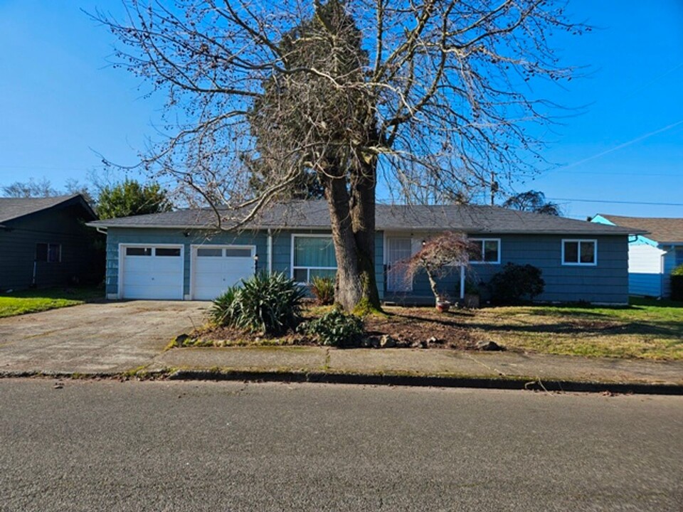 1833 31st Ave NE in Salem, OR - Building Photo