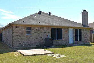 6902 Evening Shade Ln in Arlington, TX - Foto de edificio - Building Photo