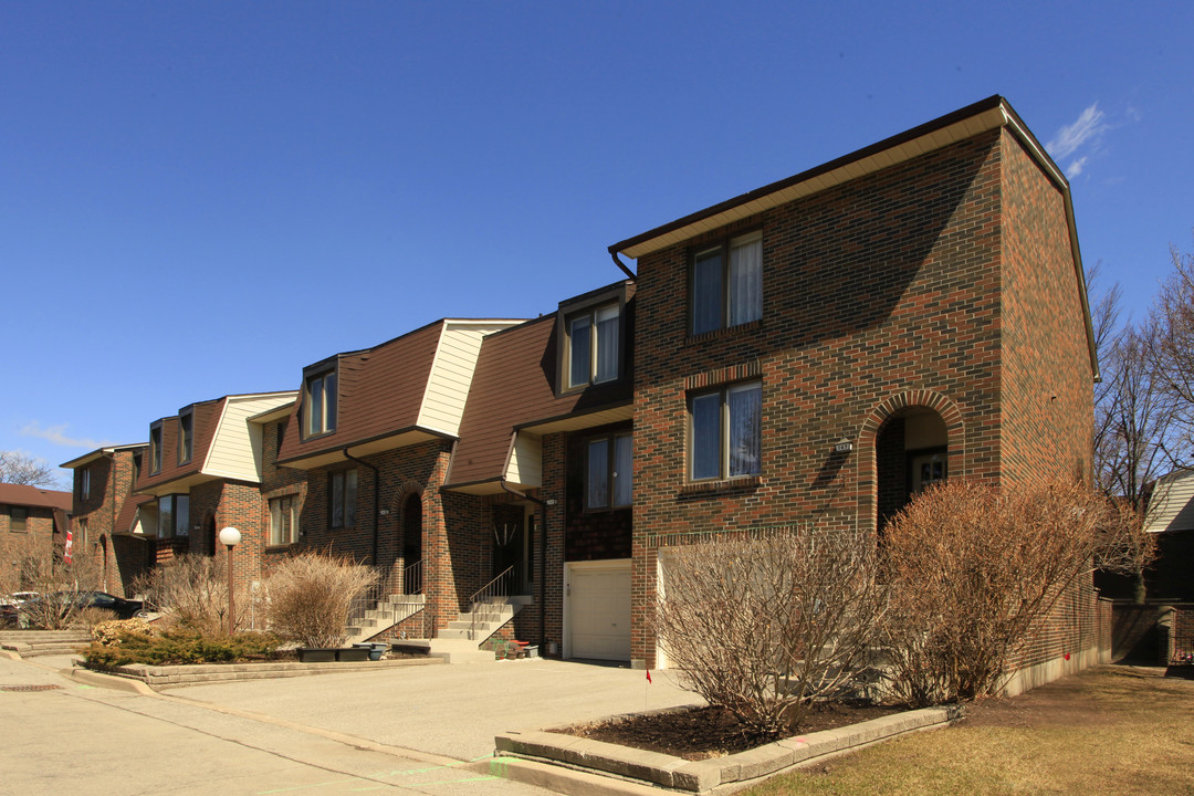 Olde Towne Place in Markham, ON - Building Photo