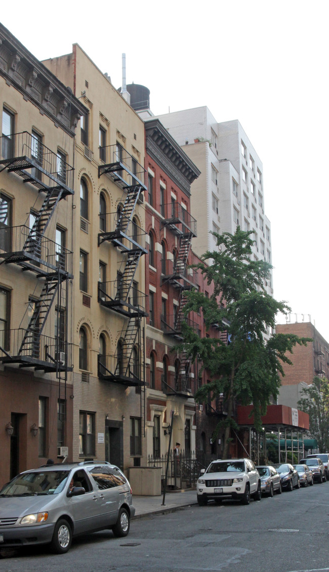 425 East 77th Street in New York, NY - Foto de edificio - Building Photo