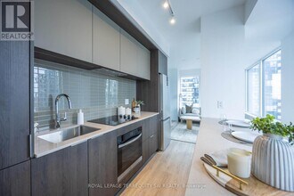 395 Square One Dr in Mississauga, ON - Building Photo - Building Photo