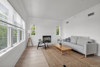 20 Secatoag Ave, Unit 2A in Port Washington, NY - Building Photo - Building Photo