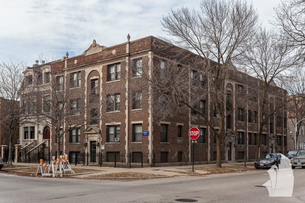 1200 W Wellington Ave in Chicago, IL - Building Photo