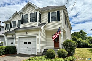 379 S Pine Creek Rd in Fairfield, CT - Building Photo