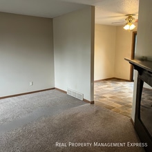 3 Bedroom 2.5 Bathroom side-by-side duplex in Sioux Falls, SD - Building Photo - Building Photo