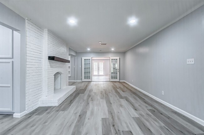 5122 W Bellfort Ave in Houston, TX - Foto de edificio - Building Photo