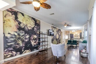 825 W Twelfth St in Dallas, TX - Foto de edificio - Building Photo