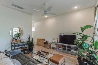 5816 Sutherlin Rd in Austin, TX - Foto de edificio - Building Photo