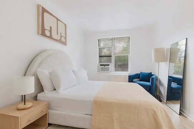 327 E 10th St, Unit 2A in New York, NY - Building Photo - Building Photo