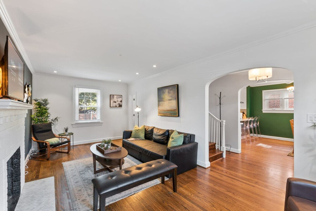 309 E Braddock Rd in Alexandria, VA - Building Photo