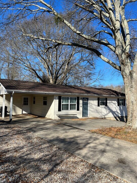 5945 Cleveland Hwy in Clermont, GA - Building Photo