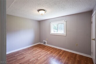 6180 Hillford Ave NE in Canton, OH - Building Photo - Building Photo