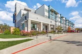 Vista at Everest in San Antonio, TX - Foto de edificio - Building Photo
