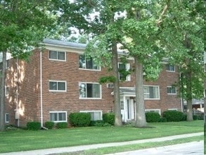 Elmwood Oaks in Clawson, MI - Foto de edificio - Building Photo
