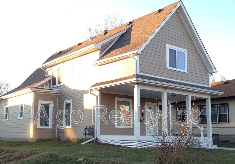 2211 Queen Ave N in Minneapolis, MN - Building Photo